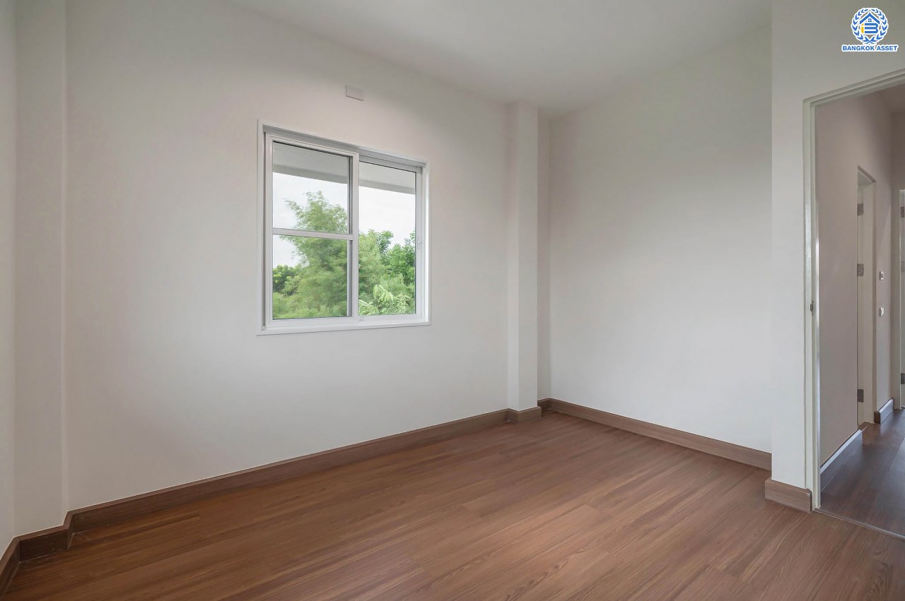 บ้านมือสองตกแต่งใหม่ โครงการ อรุณวดี พระราม5-รัตนาธิเบศร์ หลังมุม เนื้อที่ 50.4 ตร.ว. ฟังก์ชัน 3 ห้องนอน 2 ห้องน้ำ 1 ห้องอเนกประสงค์ จอดรถได้ 1 คัน บนทำเลทำเลศักยภาพ ติดถนนราชพฤกษ์ เชื่อมต่อทุกการเดินทาง ใกล้รถไฟฟ้าสายสีม่วง "สถานีบางรักใหญ่" และจุดขึ้นทางด่วน "ศรีรัช"